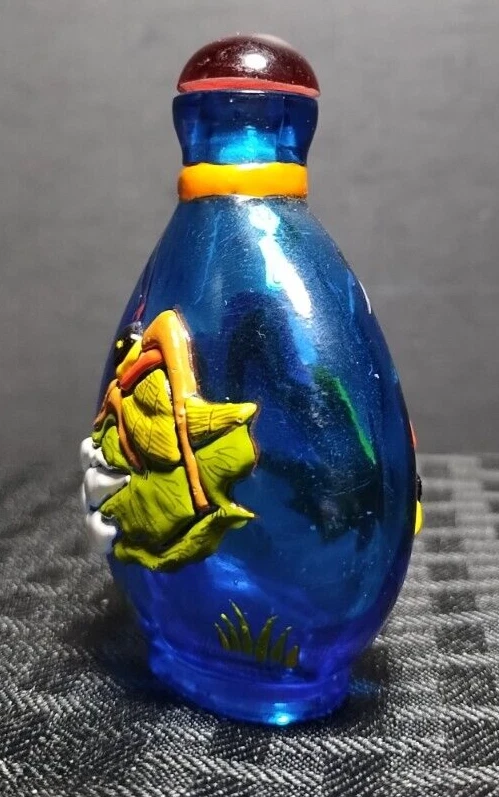 Hermosa botella de tabaco azul con pájaro en un lado y grillo en el otro Foto 2 de 4