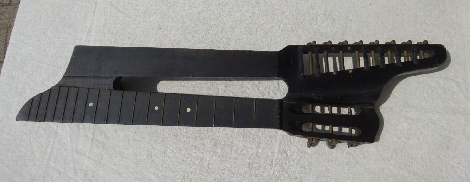 Gitarrenhals einer Kontra-Schrammelgitarre