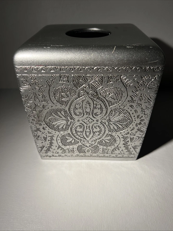 J. Cubierta de caja de pañuelos plateados Queen Colette pintada a mano Foto 2 de 4