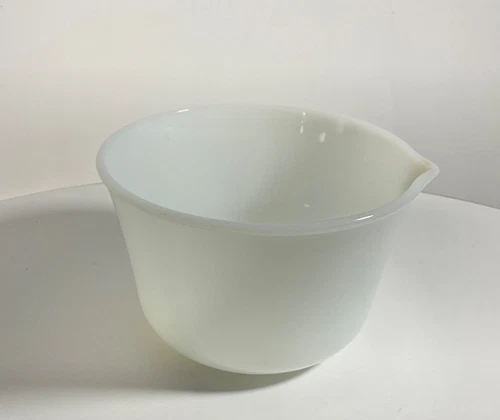 ANCHOR HOCKING FIRE KING OVEN WARE MILK GLASS MIXING BOWL/POUR SPOUT 6.5”W VTG