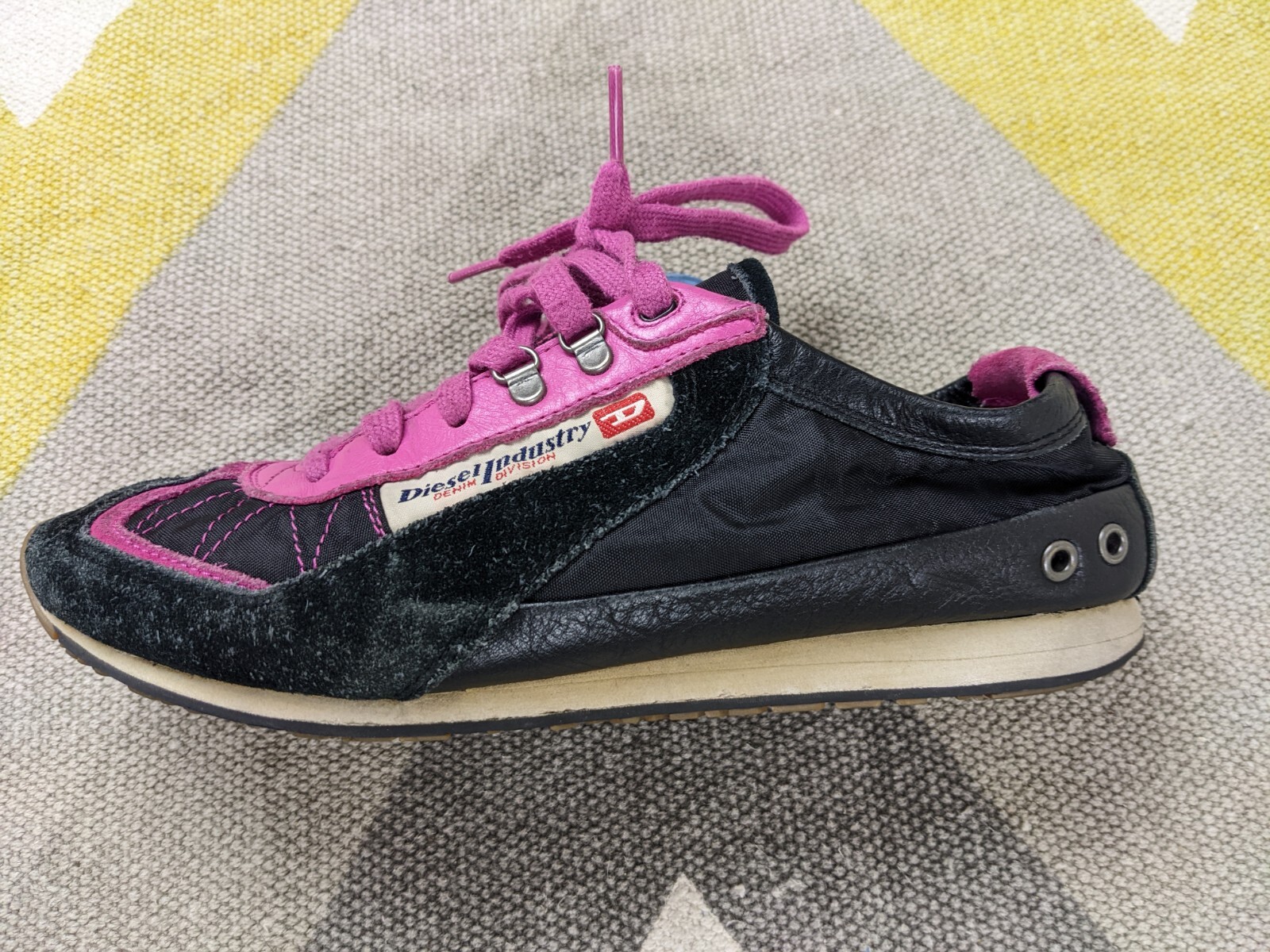 Sneakers sz 8.5 Black/ Fucsia EUC | eBay