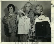 1973 Press Photo Lakeview Woman's Club donate dresses-Crippled Children Hospital