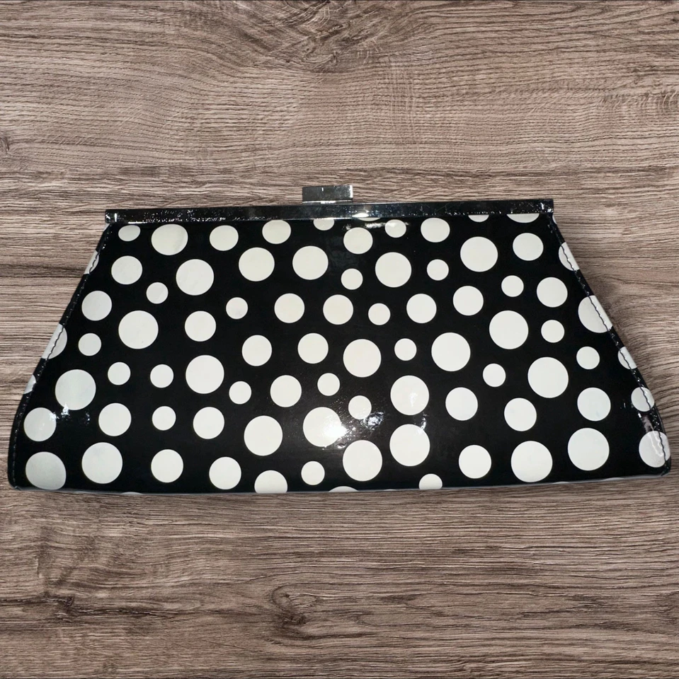 Bolso de Mano Neiman Marcus Lunares Blanco y Negro Retro Charol Sin Correa Foto 2 de 4