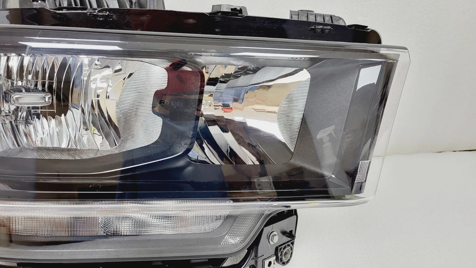 Пассажирская галогенная лампа 19-24 Ram 2500 в сборе с черной отделкой 68406276AD - Изображение 4 из 4