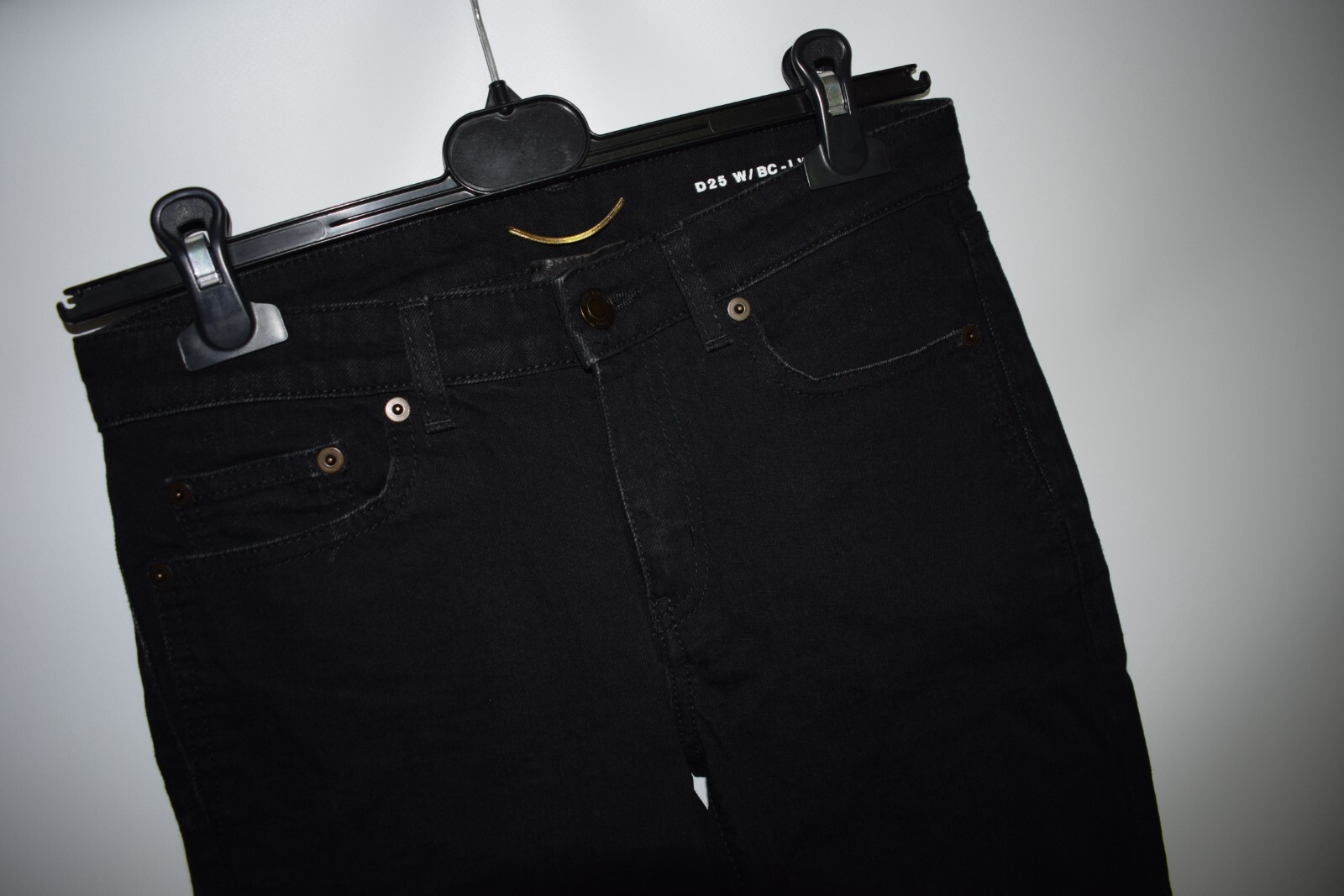 Pantaloni in denim Saint Laurent effetto invecchiato tagliati bordo grezzo stivali tagliati taglia 25