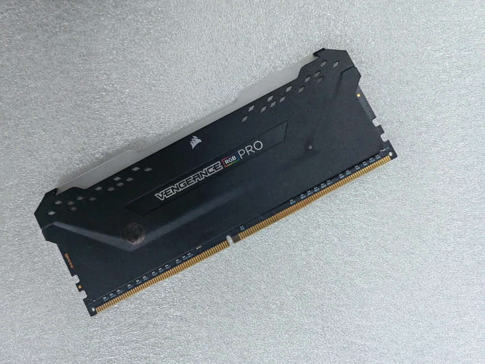 Corsair VENGEANCE Pro 16GB DDR4 3200 Desktop DIMM RAM RGB PC4-25600 288pin - Image 2 of 2