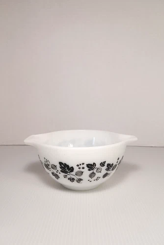 Pyrex 441 Gooseberry Black & White 1-1/2 Pint Cinderella Mixing Bowl