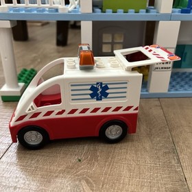 2011 LEGO DUPLO SET#5695 DOCTOR'S CLINIC Hospital Ambulance