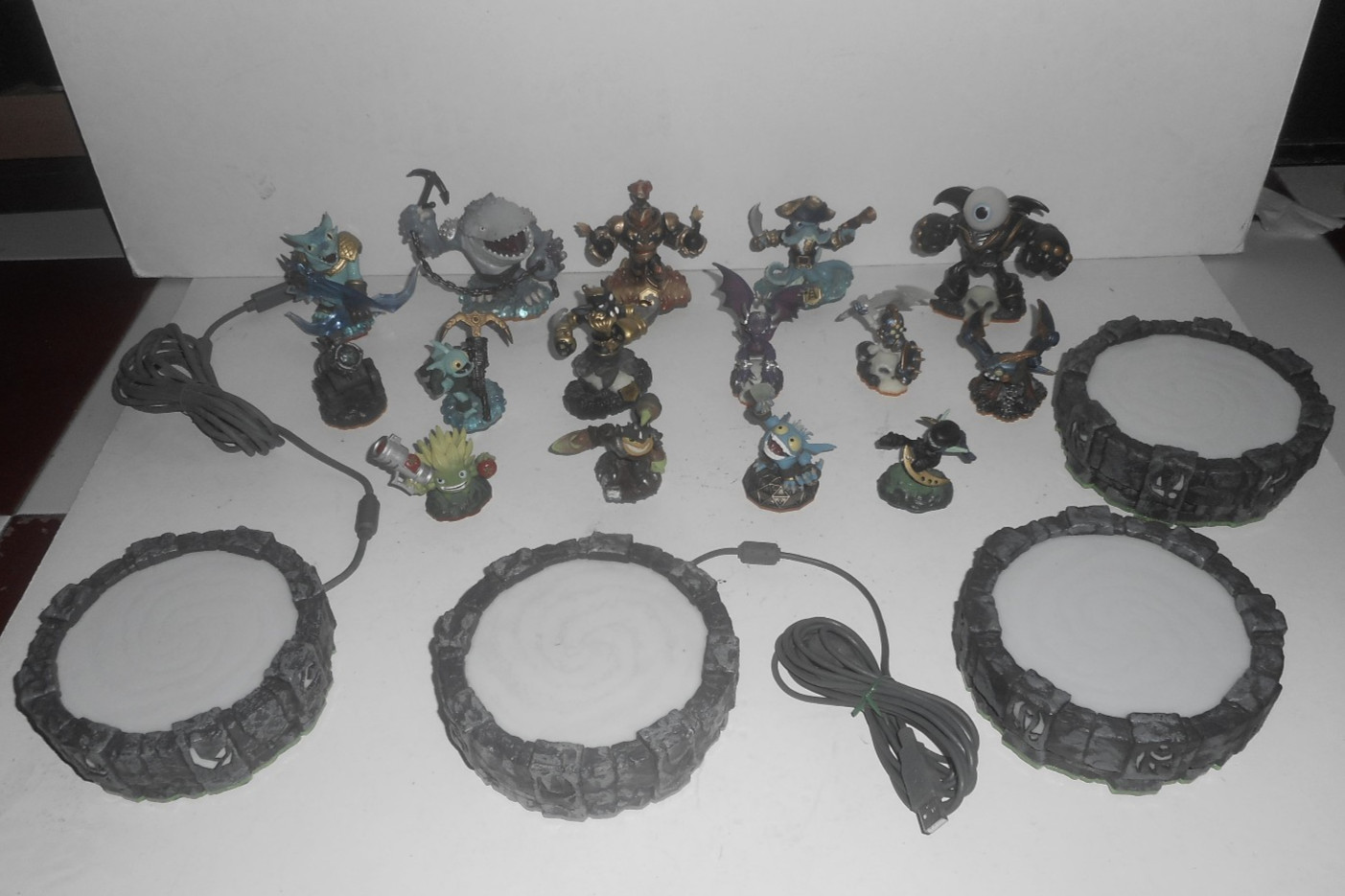 LOTTO personaggi SKYLANDERS - X360 PS3 NINTENDO + 4 basi