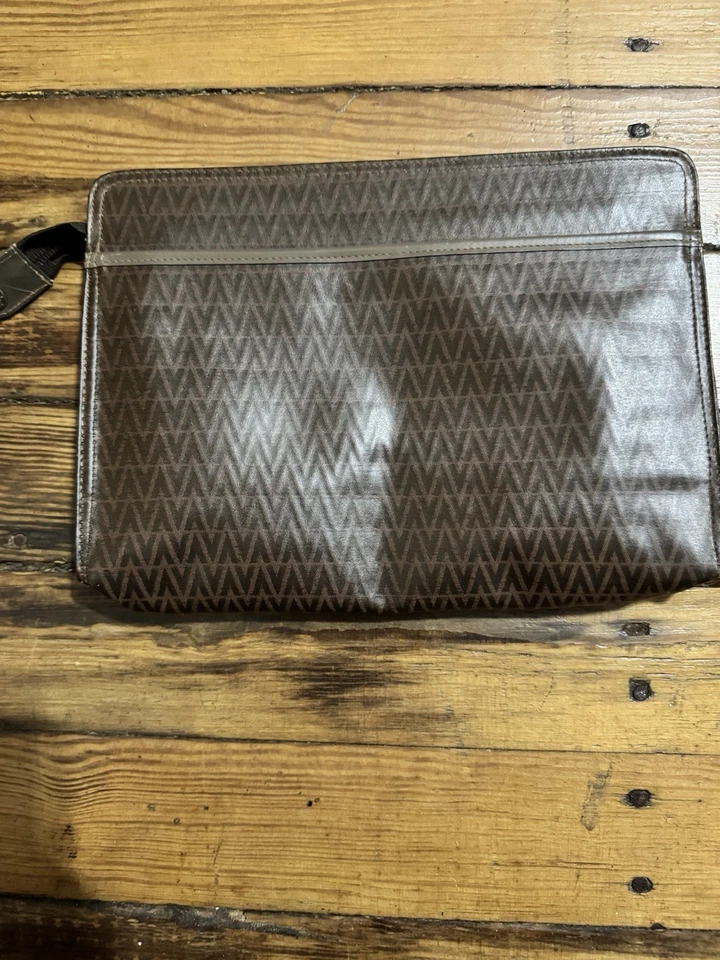 Bolso clutch Valentino monograma cuero marrón  Foto 2 de 4