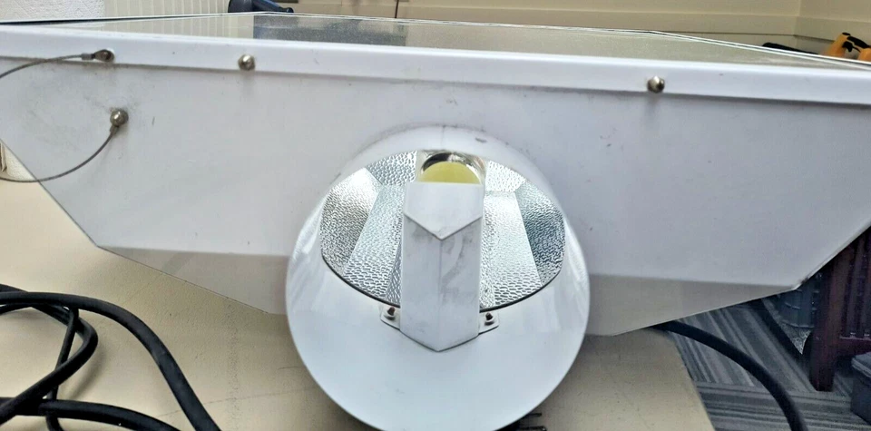 Lumatek 1000w Digital Ballast with Predator cobra 6 reflector light as is - Image 4 of 4