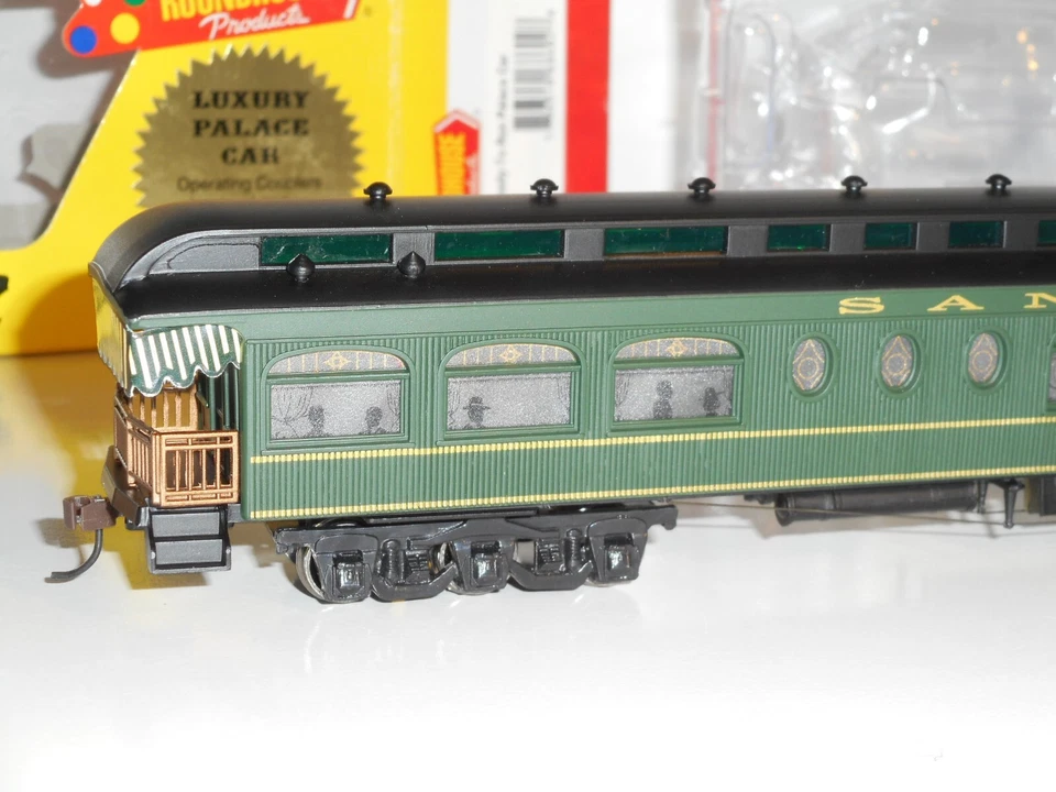 Roundhouse 68602  S/Fe Observation.Palace Car. Lights. In New cond.HO Scale. Box - Image 3 of 4