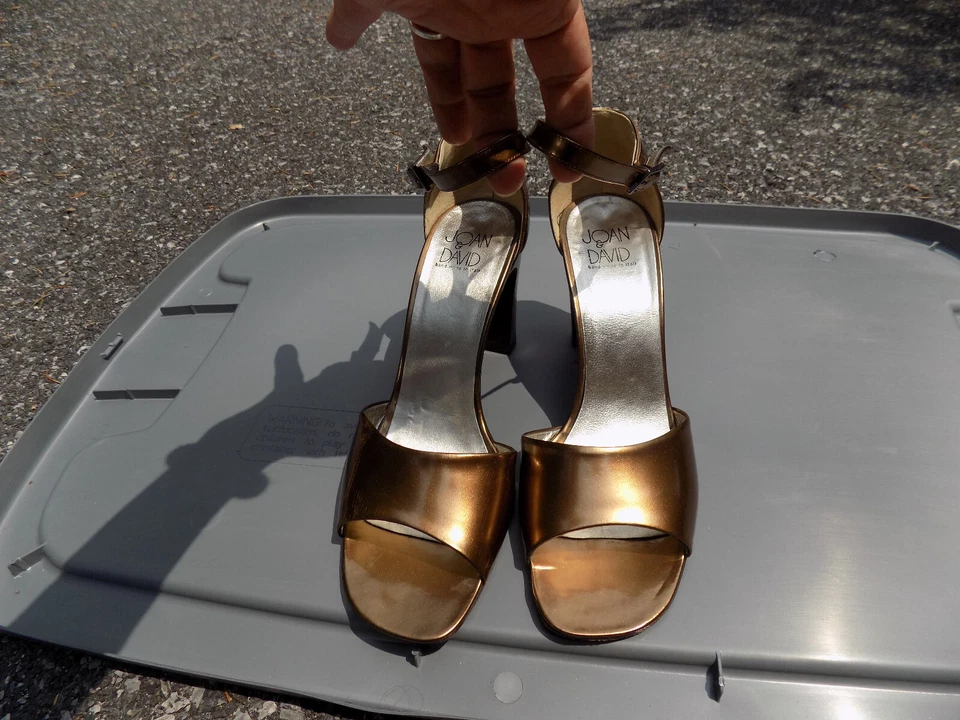 Sandalias Joan & David De Colección Metálicas Bronce Punta Abierta 3" Tacones Usadas en Excelente Condición Talla 8 Correas al Tobillo Foto 2 de 4