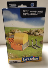 BRUDER 1:16 ACCESSORIO TRATTORE CASSONE , FORCHE  E BALLA FIENO ART  02353