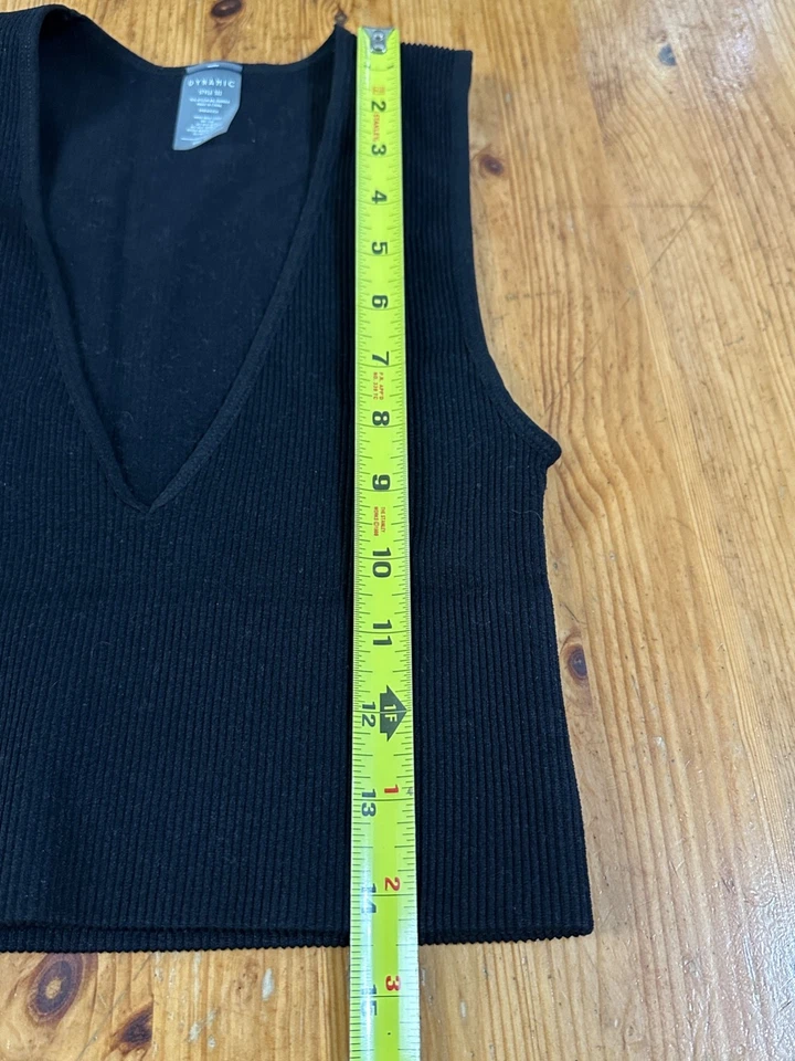 Dynamic Crop 背心上衣均码黑色适合大多数罗纹 V 领 — 第 2/4 张图片