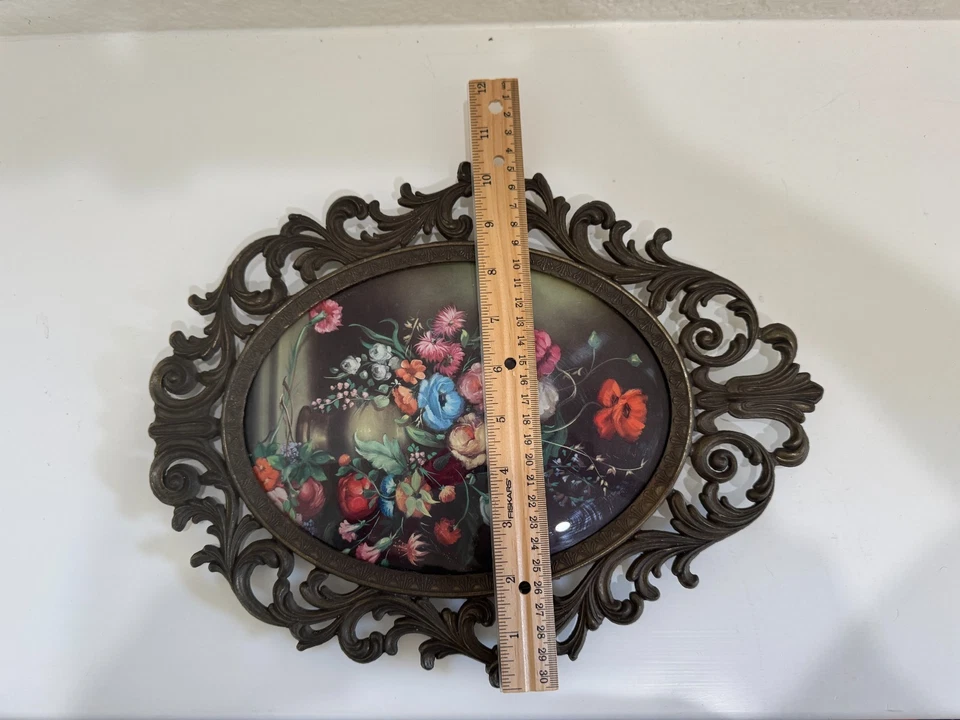 Marco de metal vintage floral ovalado tono latón burbuja vidrio convexo Italia 13,5 X 10,5 Foto 3 de 4