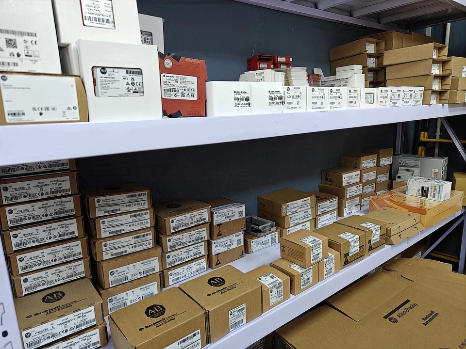 New AB 1764-24BWA SER B MicroLogix1500 24 Point Controller US US Free tax - Image 4 of 4