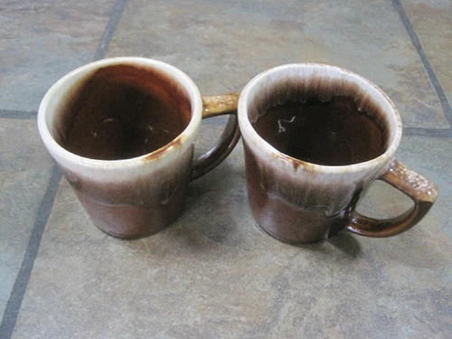 KATHY KALE ~ BROWN DRIP ~ D-HANDLED MUGS ~ SET OF (2) ~ VINTAGE ~ EUC