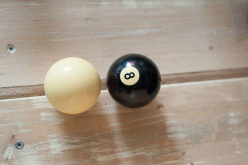 Black and white biljartball 8 ball - Photo 1 sur 2