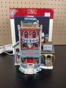 Lemax Caddington Village - Negozio Di Scarpe Di Legno St. Nick Illuminato, Modello Decorativo Con Luci, Multicolore, 35069 - Foto 7