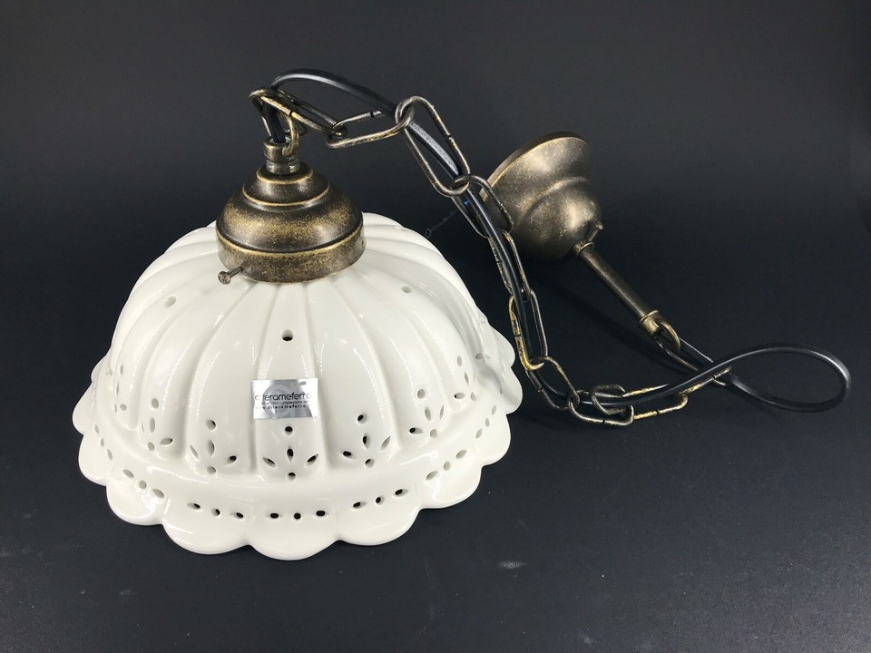 Petite suspension boule en porcelaine translucide ultra fine Cosmo de chez Serax