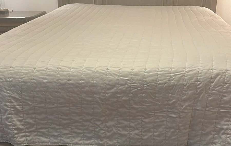 Max Studio RN# 128377 - 88” X 92” Full/Queen Comforter - Image 3 of 4