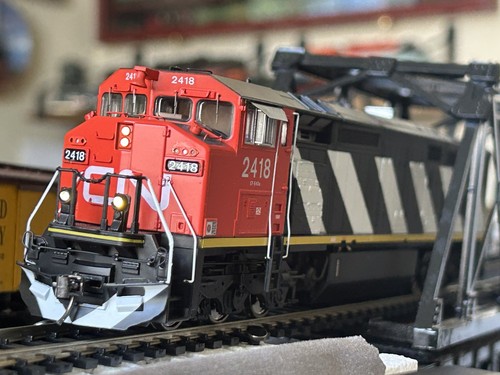 Escala Rapido HO GE C40-8M "Draper Taper" - Canadian National CN #2418 (DCC y locomotora) | Condition: New: Other (See Details)