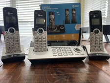 AT&T CL82319 3 Handset Answering System. Works Tested Needs New Batteries