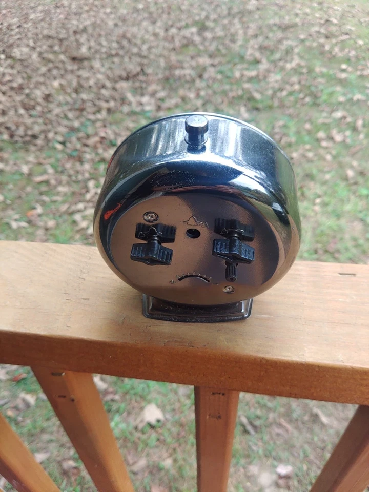 Reloj despertador de metal Acu-Rite Foto 3 de 4