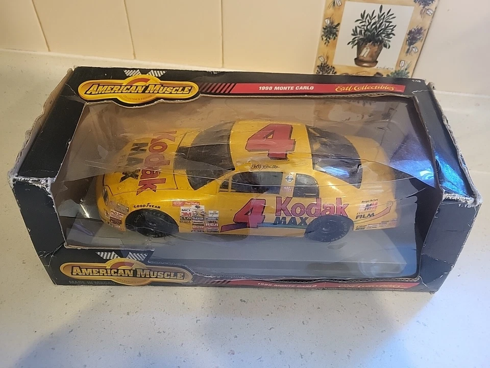 Модель автомобиля American Muscle 1998 Monte Carlo Bobby Hamilton масштаб 1:18 поврежденная коробка - Изображение 2 из 4