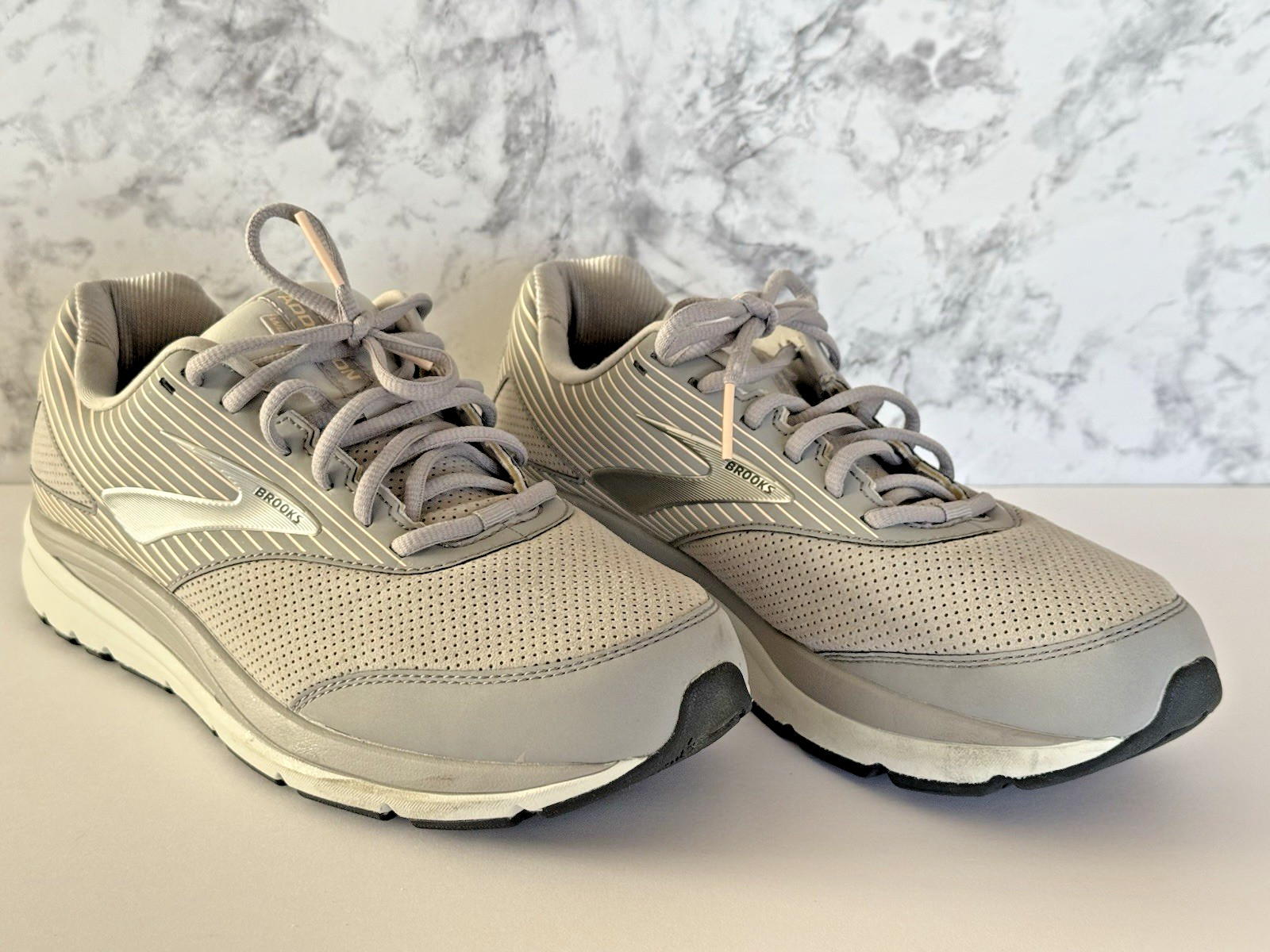 Brooks Addiction Walker Suede Women's Walking Shoe Size 10 (2B)