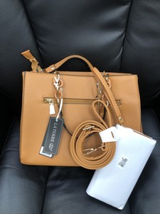 black leather structured handbolsa