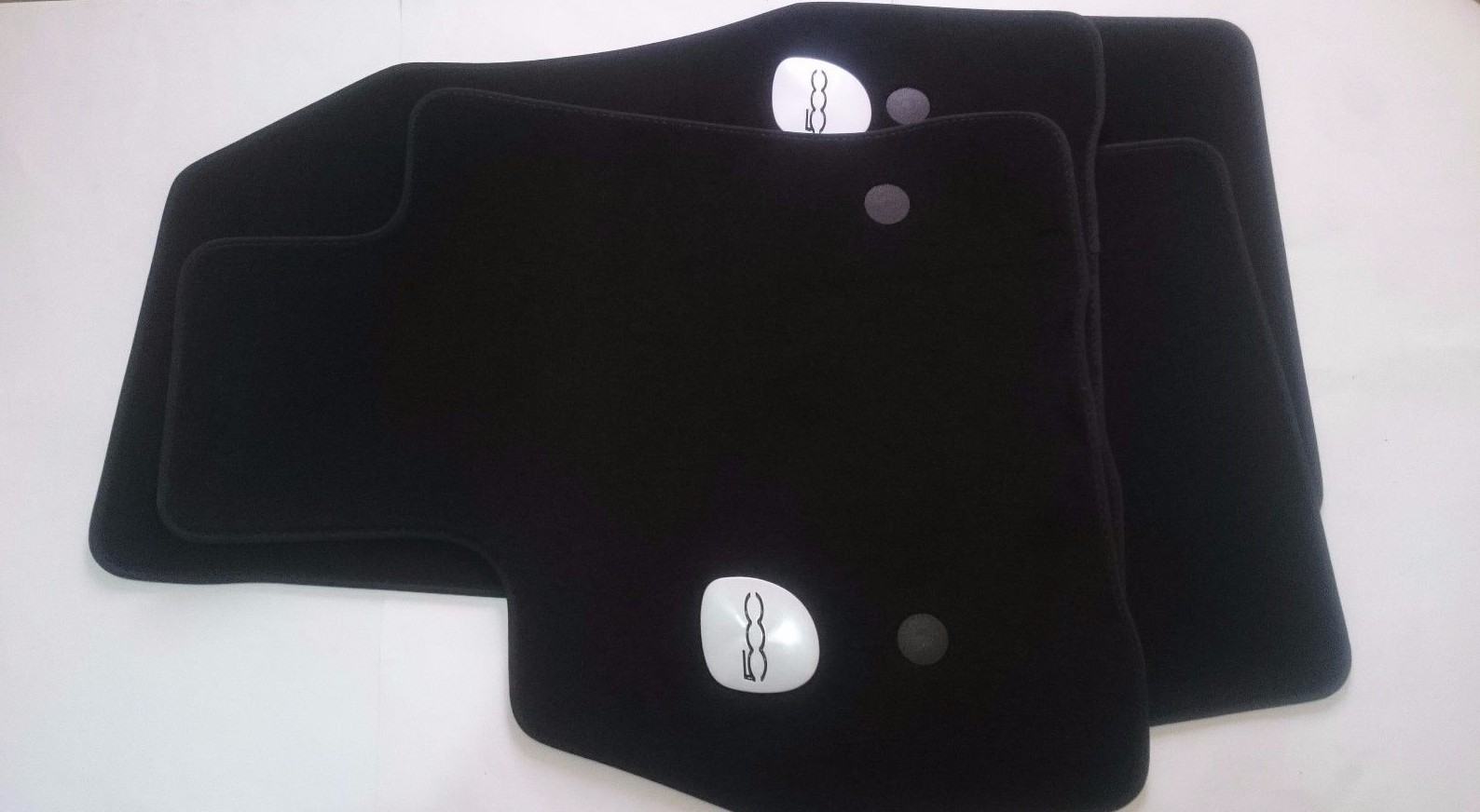 Tapis Fiat 500L sur mesure protégeant le sol de votre voiture lors des sorties en famille