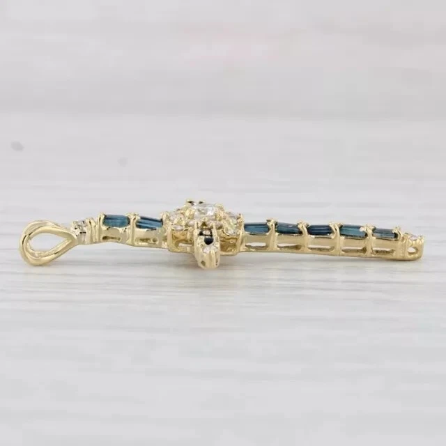 Pingente cruz de safira azul simulado corte baguete 2 quilates folheado a ouro amarelo 14k - Imagem 2 de 4
