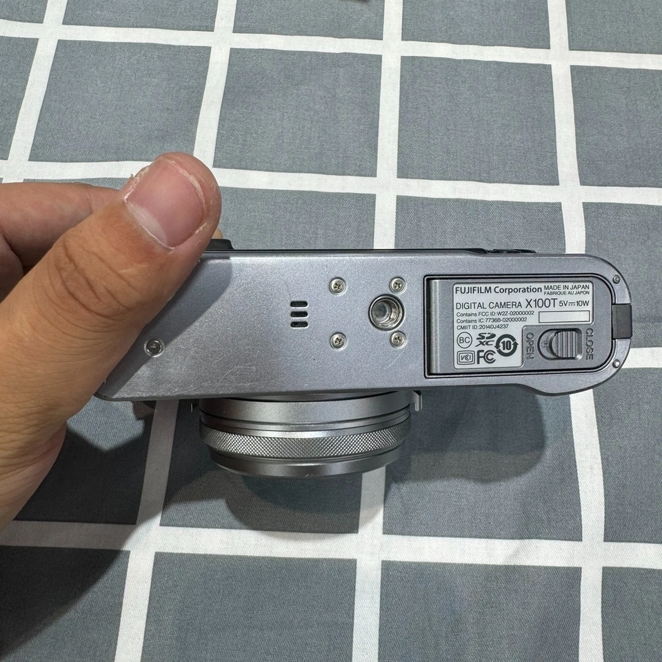 Fujifilm X100T Digital Camera with 23 mm f/2 Fixed Lens 16.3 MP with Accessories - Image 4 of 4