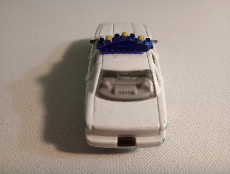 Golden Wheels 1998 Crown Victoria NYPD Police Car White/Blue Chrome Wheels  - Image 4 of 4