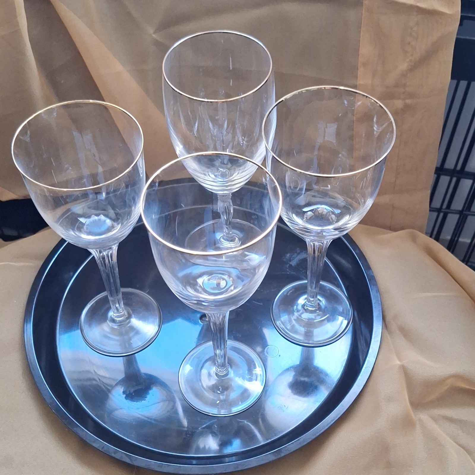Set of 4 Clear Glass Wine Glasses with Gold Rim, Round, Glossy Finish