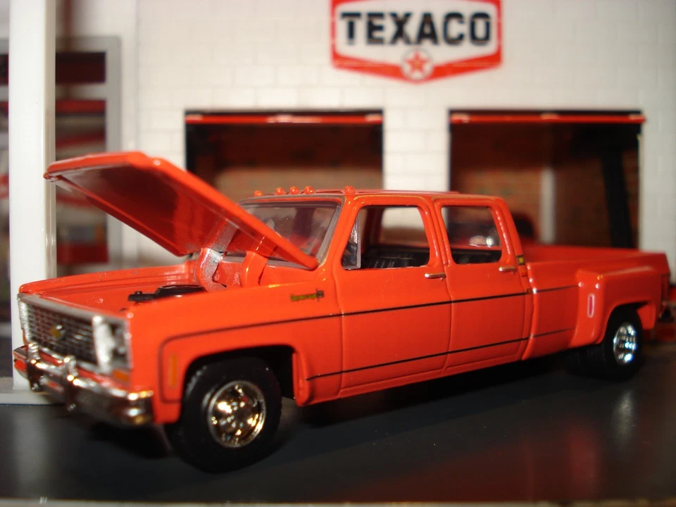 1973 CHEVROLET 4 DOOR PICKUP TRUCK LIMITED EDITION EDITION 1/64 RED DUALLY - Image 2 of 4