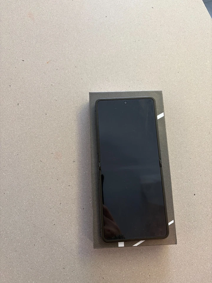 三星 Galaxy Z 翻盖 7 - 256 GB - 深黑色 (Verizon)- 开箱 — 第 3/4 张图片