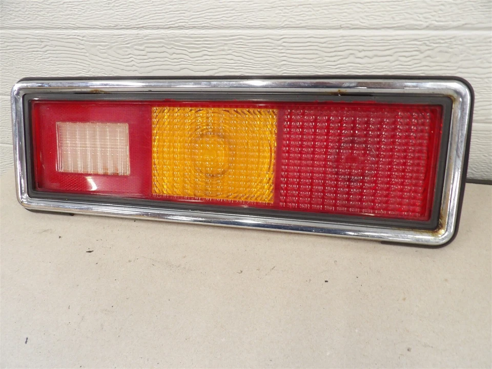 ЗАДНИЕ ФОНАРИ СО СТОРОНЫ ПАССАЖИРА ПОД ПРАВУЮ РУКУ В СБОРЕ CHEVY CHEVETTE ACADIAN 1976-1979 OEM - Изображение 2 из 4