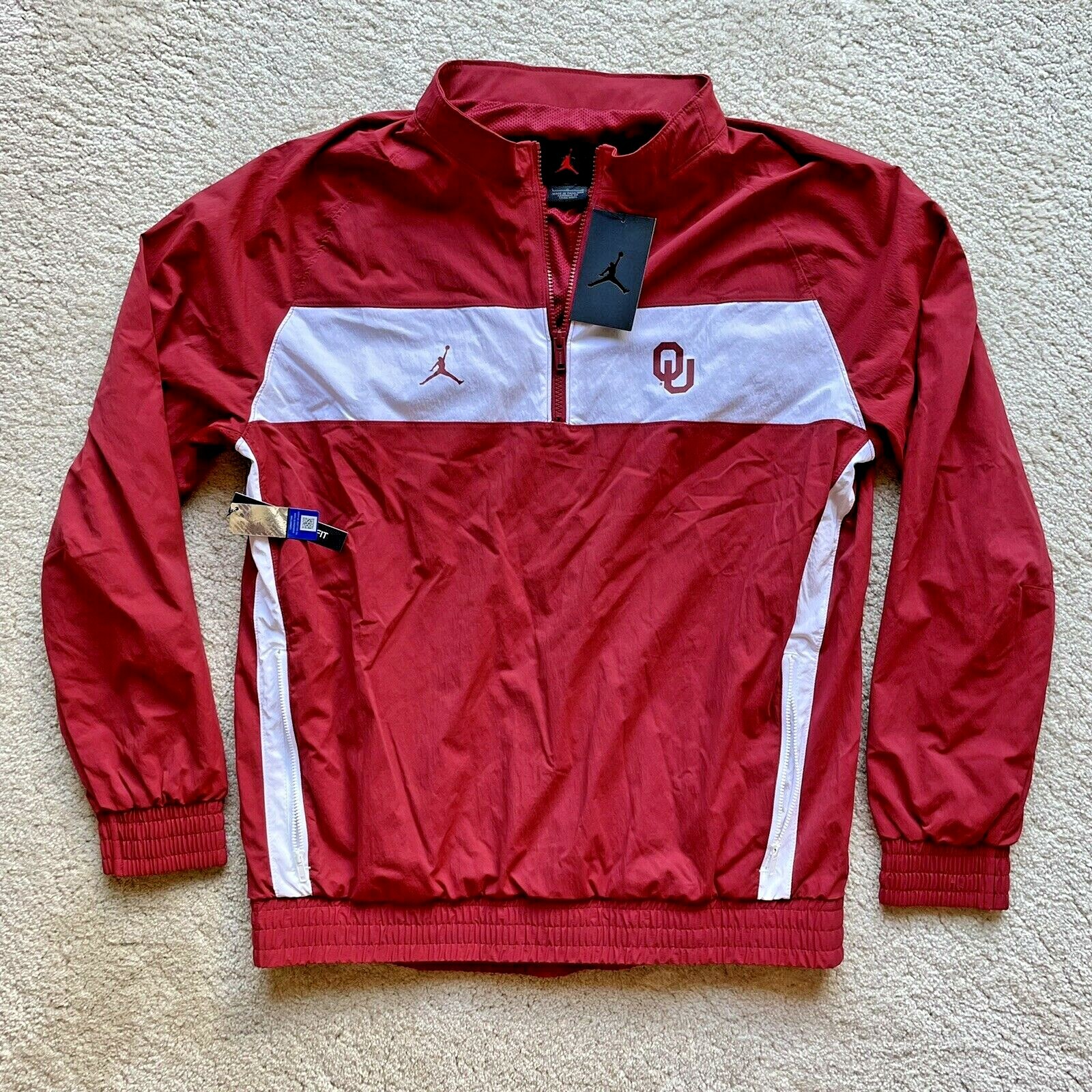 SACAI X NIKE [L] NIKE AIR JORDAN OU OKLAHOMA SOONERS 1 4 giacca a vento zip pista cremisi