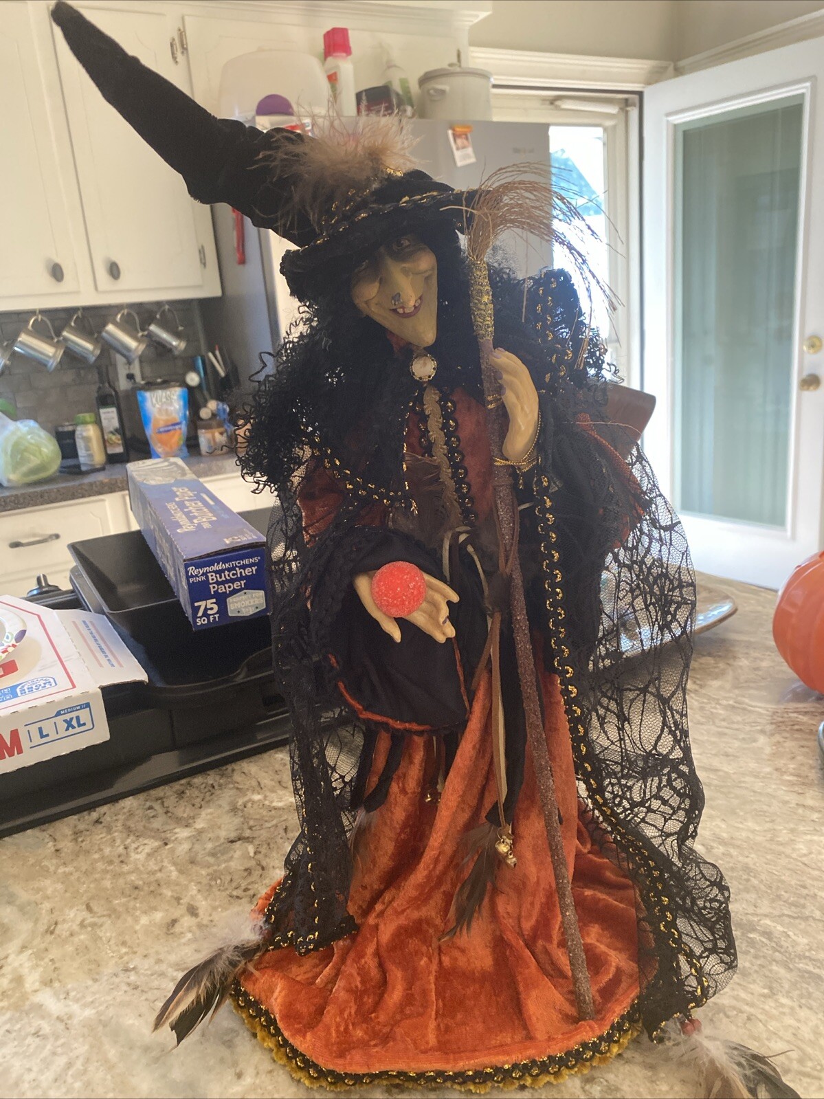 Figura Muñeca Bruja De Colección Verruga Embrujada Nariz Plumas Escoba Manzana Mano Tailandia