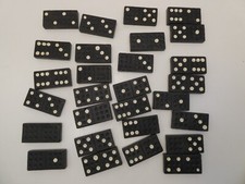 VINTAGE SET OF 28 WOODEN DOMINOES PIECES