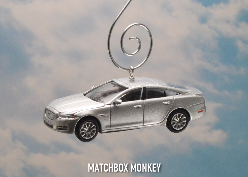 Jaguar XJ Saloon Christmas Tree Ornament 1/76 4 Door Silver SE