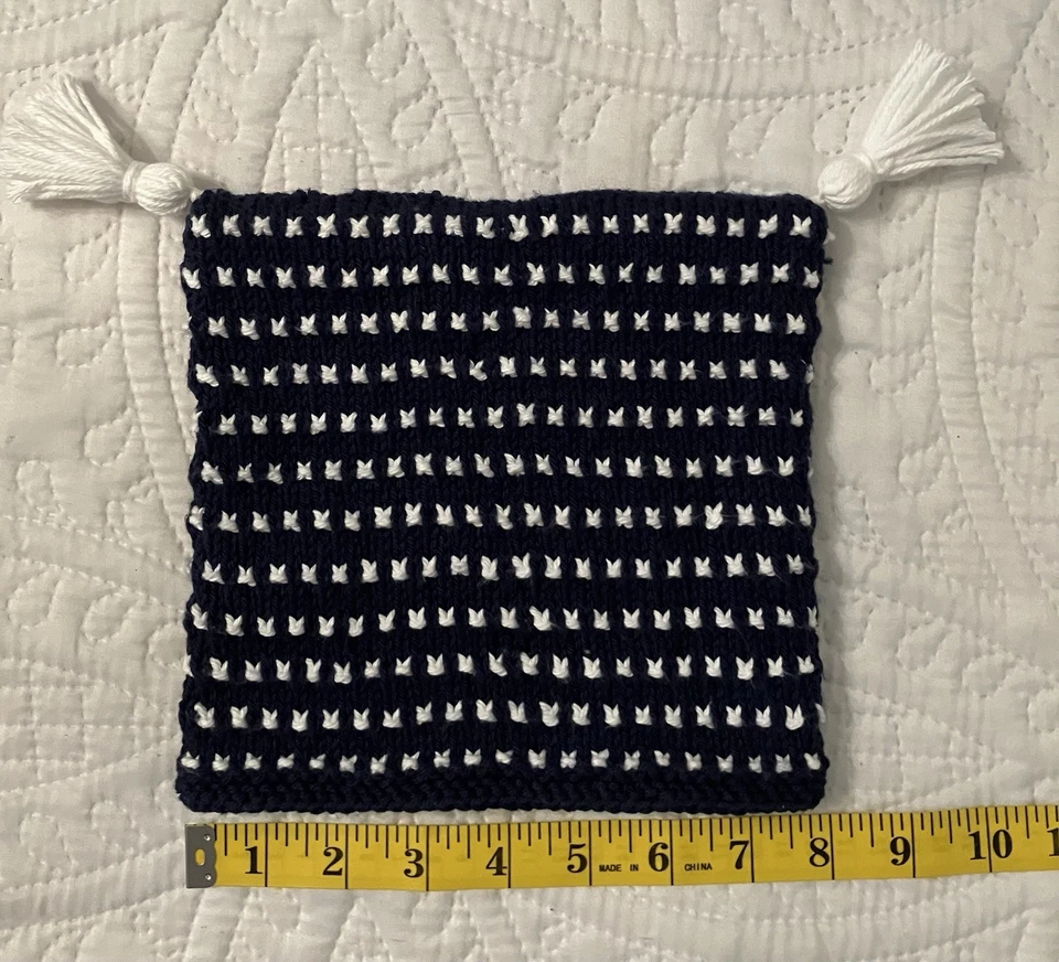 Sombrero tejido a mano de algodón azul marino y blanco para niños pequeños Foto 3 de 4