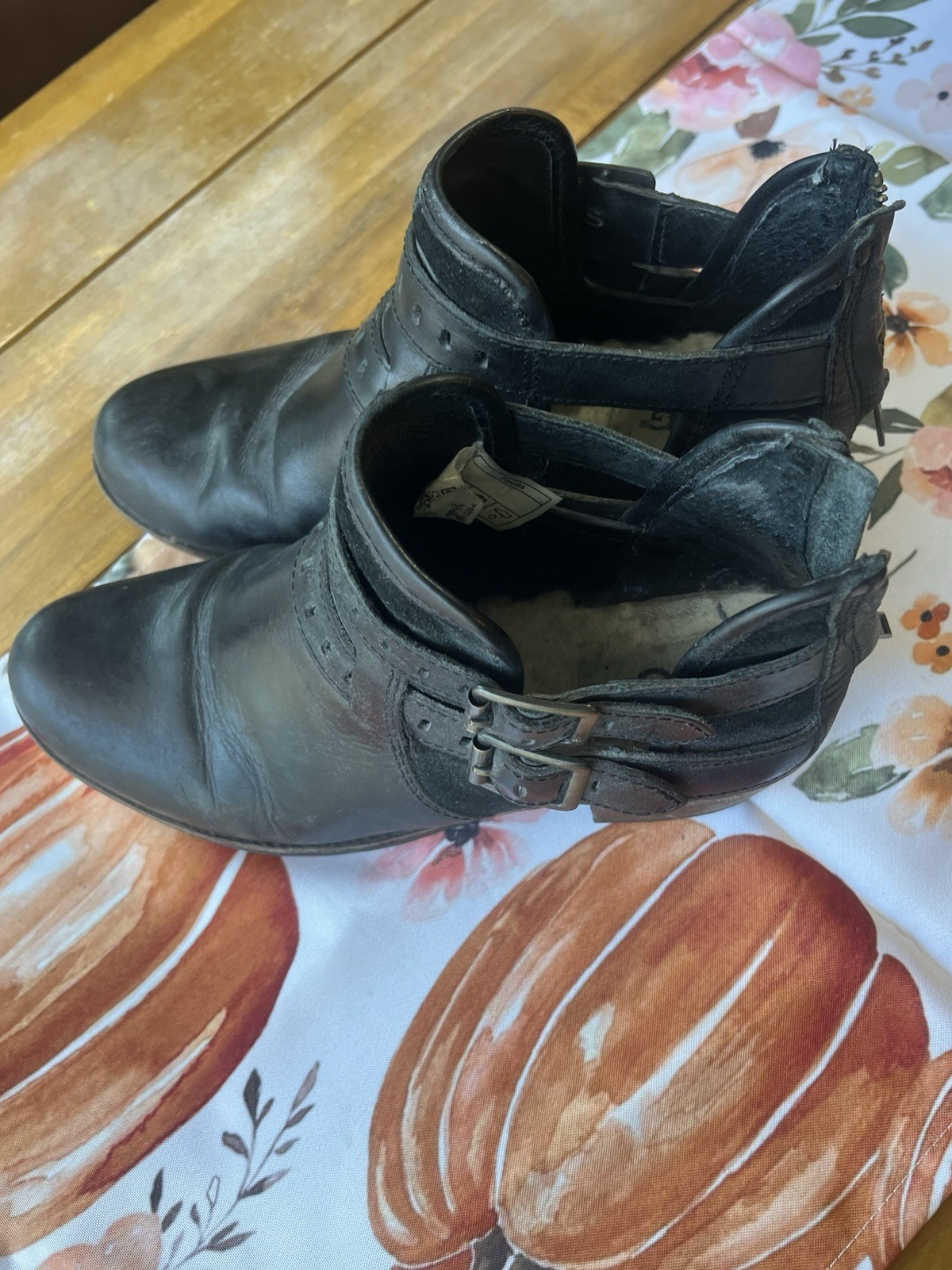 UGG Vintage Patsy Black Leather Back Zip Ankle Mo… - image 5