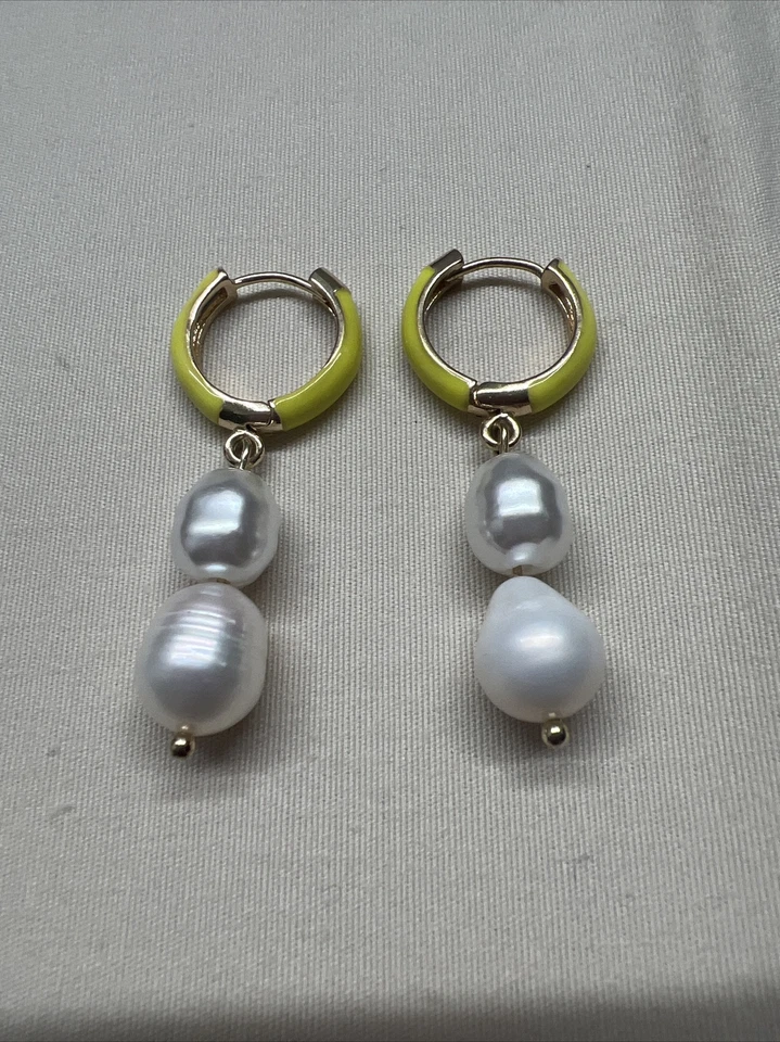 Huggies de perlas de agua dulce esmaltadas amarillas calientes. Foto 2 de 4