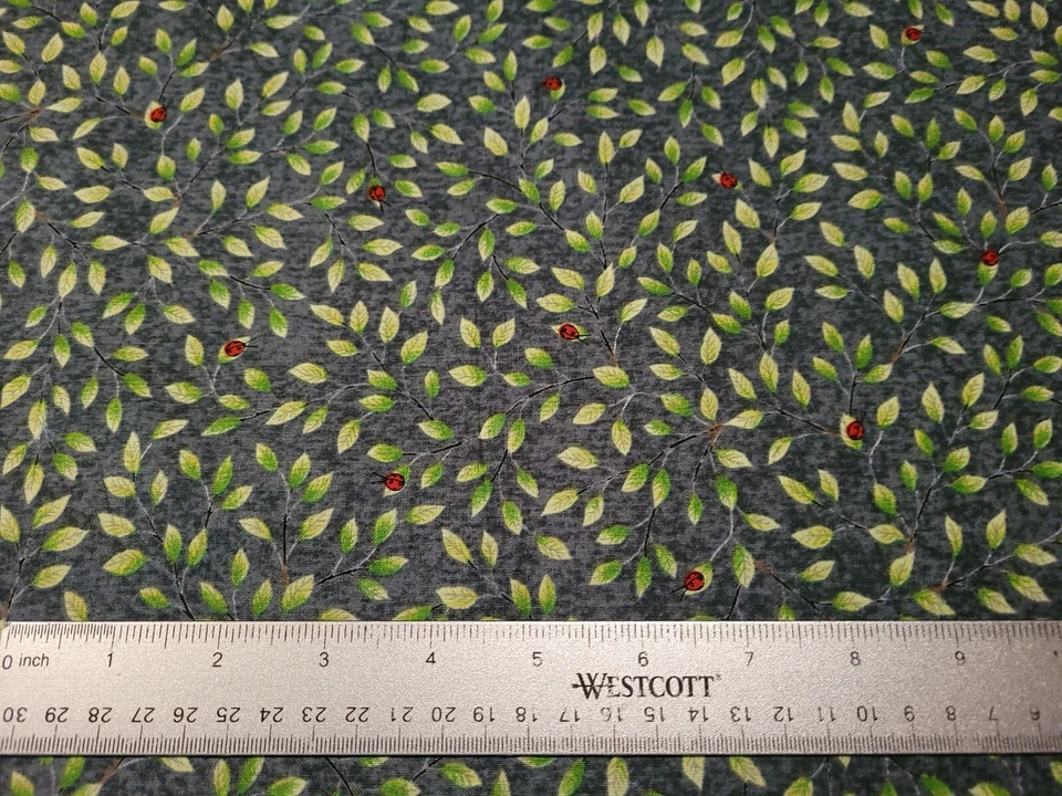 Hangin' Out BTY Stacey Yakula Acolchado Tesoros Rojo Dama Insecto Verde Hoja Gris Foto 2 de 3