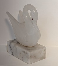 Sculpture cygne en albâtre sur socle en marbre – Art déco XXe – fissuré