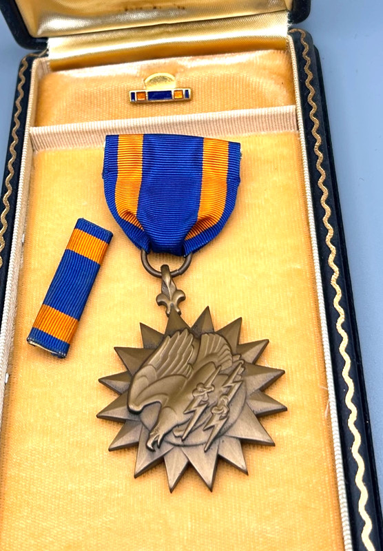 WWII Army Air Medal & Ribbons Complete Set In Presentation Case/Box RARE